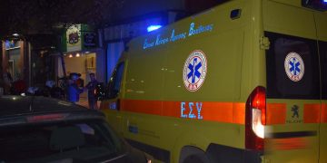Θεσσαλονίκη: 21χρονος βρέθηκε τραυματισμένος μέσα στον δρόμο και μεταφέρθηκε σε νοσοκομείο