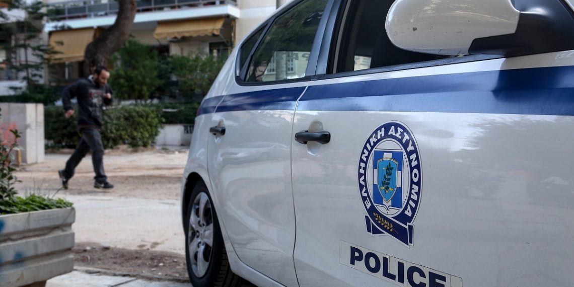 Θεσσαλονίκη: Έπεισε ηλικιωμένο να πάνε στο σπίτι του και άρπαξε τα κοσμήματα της κόρης του