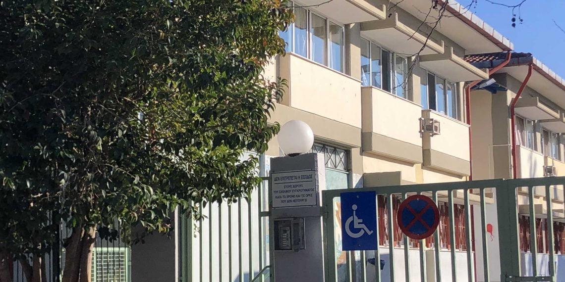 Κορονοϊός: Αγωνία και φόβος μετά το κρούσμα σε δημοτικό σχολείο του Ευόσμου – Στα κάγκελα οι γονείς
