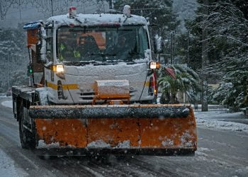 Σε πλήρη εξέλιξη η κακοκαιρία «Λέανδρος»: Χιόνι και κρύο στην Κεντρική Ελλάδα