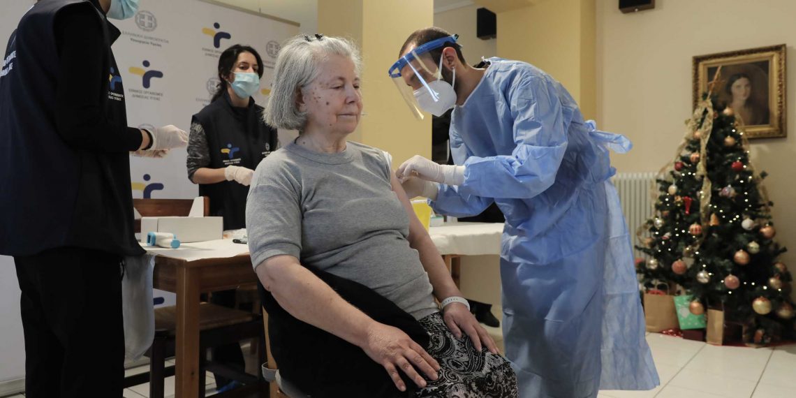 Την Δευτέρα 11/01 αρχίζει ο εμβολιασμός 100.000 πολιτών άνω των 85