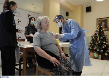 Την Δευτέρα 11/01 αρχίζει ο εμβολιασμός 100.000 πολιτών άνω των 85