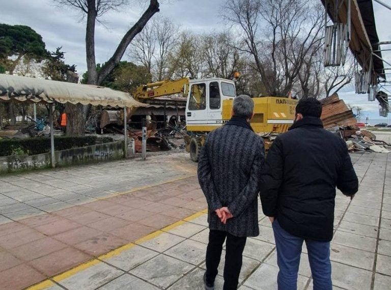 Δήμος Θεσσαλονίκης: “Ανασαίνει” το Πάρκο Ξαρχάκου – Κατεδαφίζεται το καμένο αναψυκτήριο