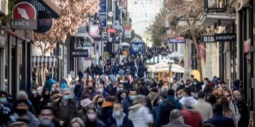 Λαοθάλασσα και σήμερα στους εμπορικούς δρόμους Αθήνας και Θεσσαλονίκης