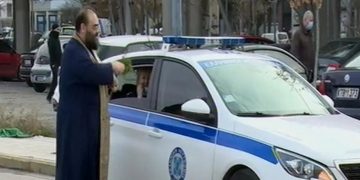 Ιερέας στη Θεσσαλονίκη ραντίζει με αγιασμό τα περιπολικά της ΕΛ.ΑΣ. (Βίντεο)