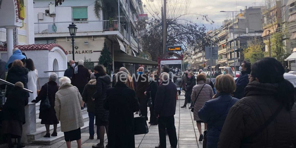 Θεσσαλονίκη – Θεοφάνεια: Ατελείωτες ουρές στον Άγιο Νεκτάριο – H στάση των αστυνομικών (Eικόνες)