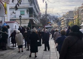Θεσσαλονίκη – Θεοφάνεια: Ατελείωτες ουρές στον Άγιο Νεκτάριο – H στάση των αστυνομικών (Eικόνες)