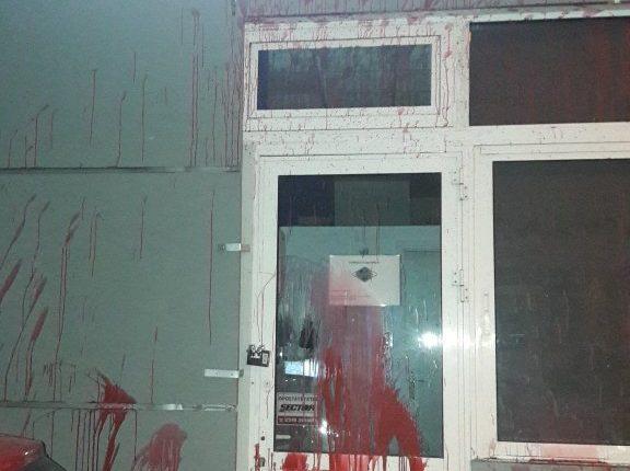Θεσσαλονίκη: Μπαράζ επιθέσεων με μπογιές σε δημαρχεία