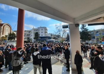ΤΩΡΑ: Συγκέντρωση διαμαρτυρίας κατοίκων κατά του lockdown στον Εύοσμο
