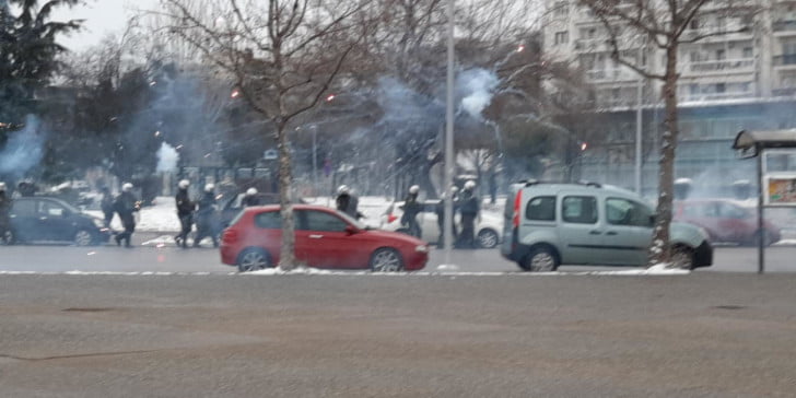 Θεσσαλονίκη: Επεισόδια στη διαδήλωση κατά του lockdown -Κουκουλοφόροι επιτέθηκαν σε αστυνομικούς