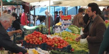 Κανονικά οι λαϊκές το Σάββατο σε Αθήνα και Θεσσαλονίκη