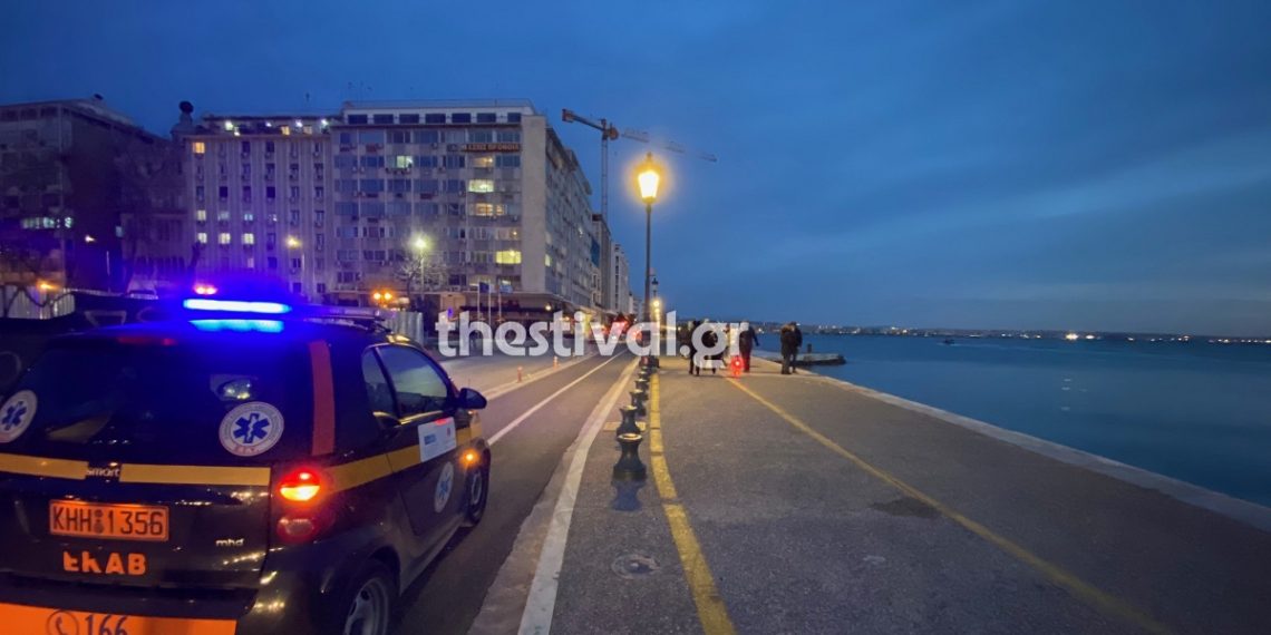 Θεσσαλονίκη: Ηλικιωμένος αγνόησε το ψύχος και βούτηξε στον Θερμαϊκό για να κολυμπήσει