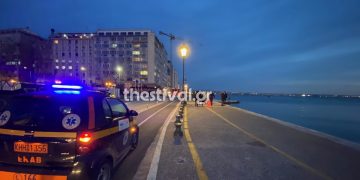 Θεσσαλονίκη: Ηλικιωμένος αγνόησε το ψύχος και βούτηξε στον Θερμαϊκό για να κολυμπήσει