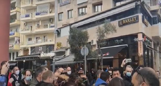 Αντιδρούν οι κάτοικοι του Ευόσμου στα νέα μέτρα περιορισμού της ελευθερίας τους (VIDEO)