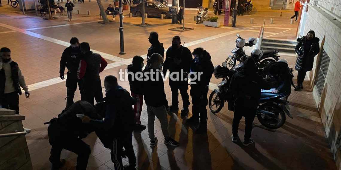 Έντονη αστυνόμευση στον Εύοσμο παραμονή του αυστηρού lockdown (φωτο & video)