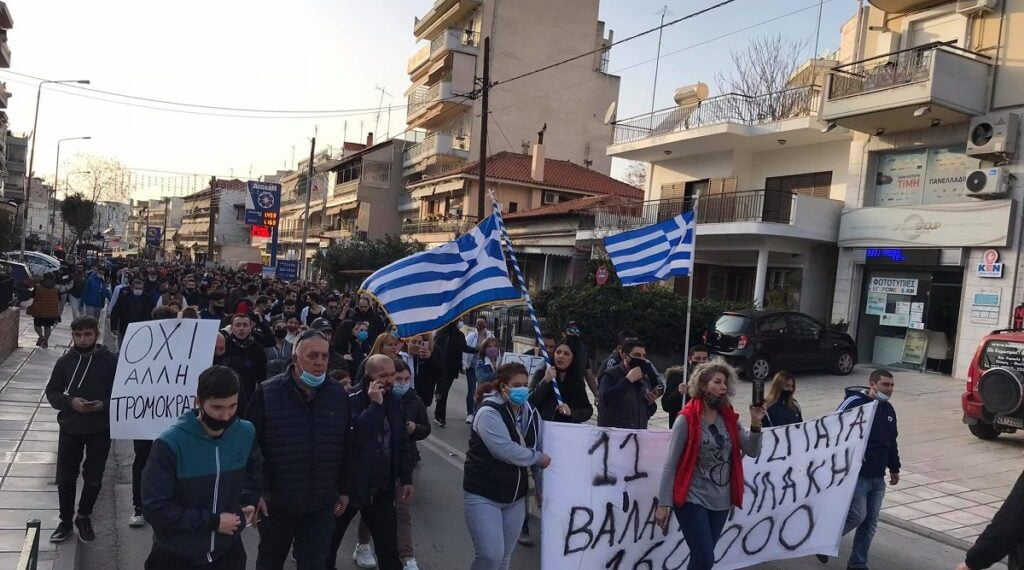 ΤΩΡΑ: Πορεία διαμαρτυρίας στον Εύοσμο κατά του αυστηρού lockdown (video)