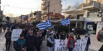 ΤΩΡΑ: Πορεία διαμαρτυρίας στον Εύοσμο κατά του αυστηρού lockdown (video)