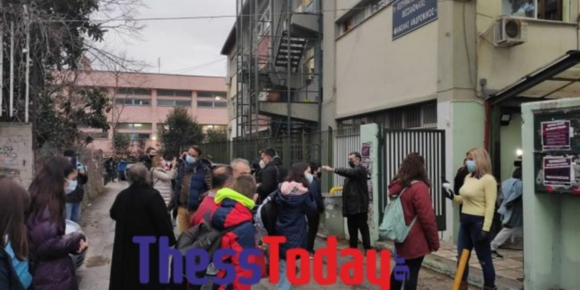 Θεσσαλονίκη: «Χτύπησε» το πρώτο κουδούνι σε γυμνάσια και λύκεια (Εικόνες)