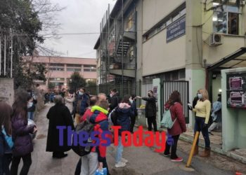 Θεσσαλονίκη: «Χτύπησε» το πρώτο κουδούνι σε γυμνάσια και λύκεια (Εικόνες)