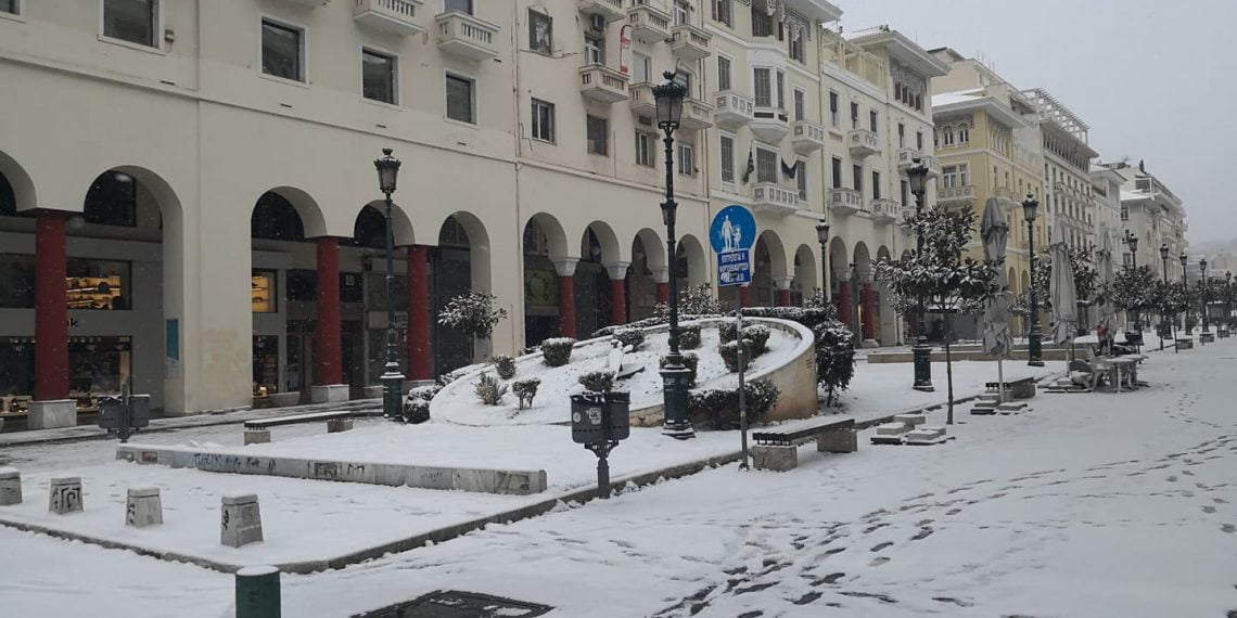 Το έστρωσε στη Θεσσαλονίκη – Δείτε εικόνες από τη χιονισμένη πόλη!