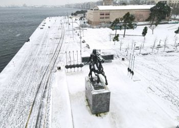 Θεσσαλονίκη: Πέταξε τα ρούχα της στην Τσιμισκή και άρχισε να περπατάει γυμνή στα χιόνια – Άφωνοι οι περαστικοί (Εικόνες)