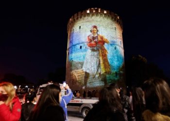 Εντυπωσιακό θέαμα με τη φωταγώγηση του Λευκού Πύργου στα χρώματα της Ελλάδας