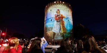 Εντυπωσιακό θέαμα με τη φωταγώγηση του Λευκού Πύργου στα χρώματα της Ελλάδας