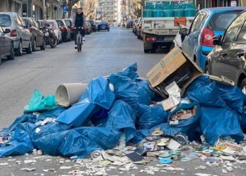 Τσακώθηκαν για τα λεφτά στην Θεσσαλονίκη και ο φορτηγατζής του πέταξε τα μπάζα στον δρόμο (Εικόνες)