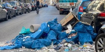 Τσακώθηκαν για τα λεφτά στην Θεσσαλονίκη και ο φορτηγατζής του πέταξε τα μπάζα στον δρόμο (Εικόνες)