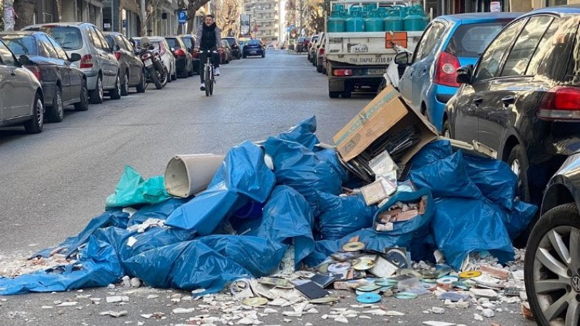 Τσακώθηκαν για τα λεφτά στην Θεσσαλονίκη και ο φορτηγατζής του πέταξε τα μπάζα στον δρόμο (Εικόνες)