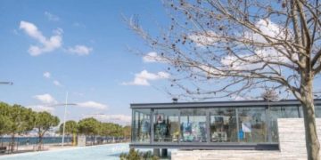 Γυάλινη γκαλερί στην παραλία της Θεσσαλονίκης προκαλεί το ενδιαφέρον των νέων