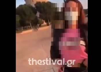 Απίστευτες εικόνες στη Θεσσαλονίκη: Δείχνει το στήθος της περνώντας δίπλα από διμοιρία των ΜΑΤ (Βίντεο)