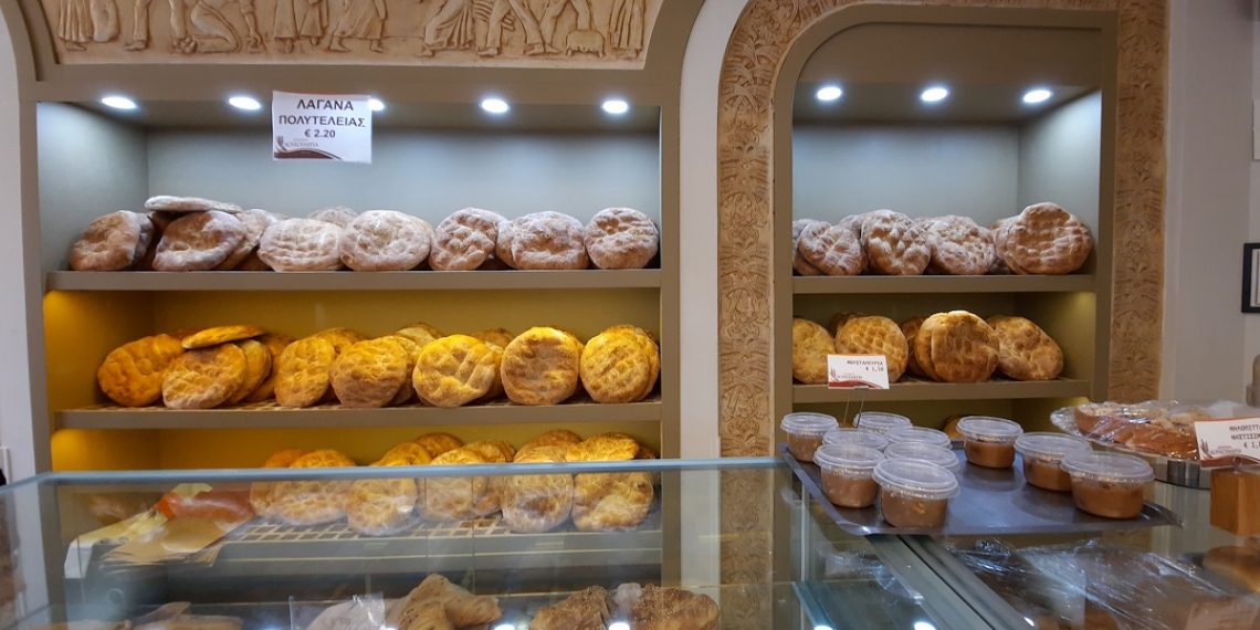 Στην ουρά οι Θεσσαλονικείς για την παραδοσιακή λαγάνα! (Eικόνες)