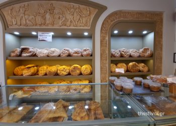 Στην ουρά οι Θεσσαλονικείς για την παραδοσιακή λαγάνα! (Eικόνες)