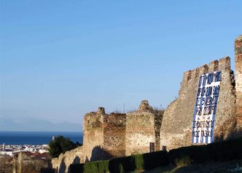 Θεσσαλονίκη: Ανήρτησαν γιγαντοπανό κατά της Ελληνικής Επανάστασης (Eικόνες)