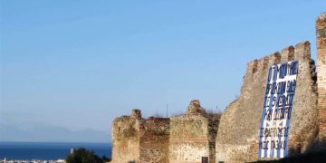 Θεσσαλονίκη: Ανήρτησαν γιγαντοπανό κατά της Ελληνικής Επανάστασης (Eικόνες)