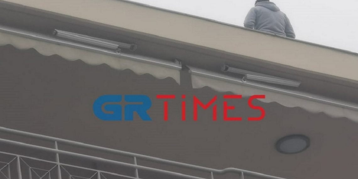 Θεσσαλονίκη: 30χρονος απειλεί να πέσει από τον 6ο όροφο πολυκατοικίας (Εικόνες)