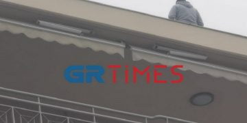Θεσσαλονίκη: 30χρονος απειλεί να πέσει από τον 6ο όροφο πολυκατοικίας (Εικόνες)