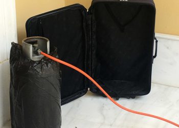 Θεσσαλονίκη: Συναγερμός για «ορφανή» βαλίτσα σε παγκάκι – Αστυνομικοί και πυροτεχνουργοί στο σημείο