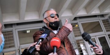 Θεσσαλονίκη: Χειροπέδες σε πατέρα μαθητή που μπήκε στην τάξη χωρίς self test