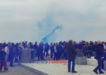 Θεσσαλονίκη: Με καπνογόνα η διαμαρτυρία αρνητών των μέτρων κατά του κορωνοϊού