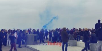 Θεσσαλονίκη: Με καπνογόνα η διαμαρτυρία αρνητών των μέτρων κατά του κορωνοϊού