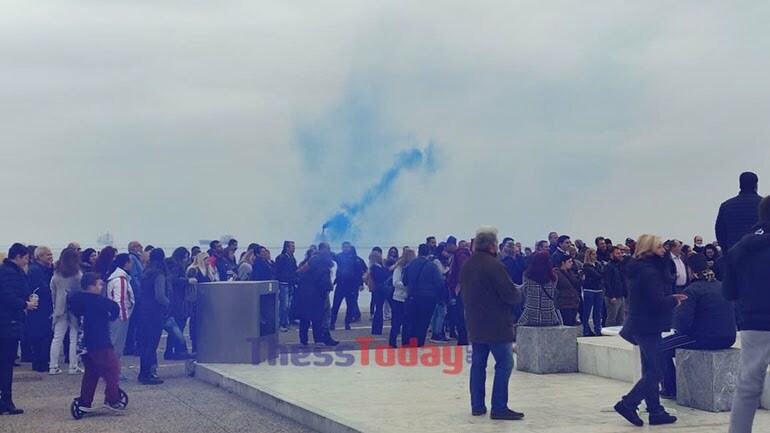 Θεσσαλονίκη: Με καπνογόνα η διαμαρτυρία αρνητών των μέτρων κατά του κορωνοϊού