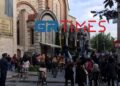 Εύοσμος: Με καρέκλες στο προαύλιο οι πιστοί για τη λειτουργία της Μεγάλης Πέμπτης