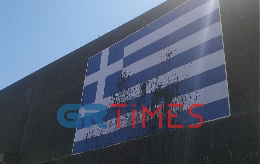 Θεσσαλονίκη : Βανδάλισαν για δεύτερη φορά την Ελληνική σημαία στη ΔΕΘ