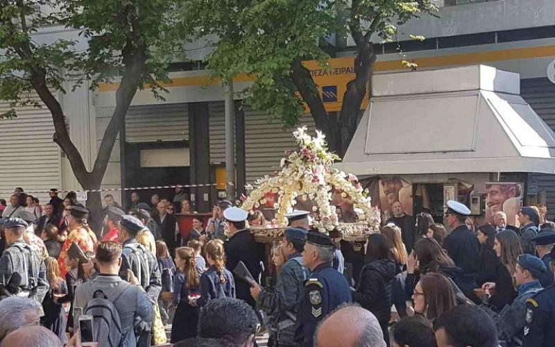 Μεγάλη Παρασκευή: Επιτάφιος στις 18.00 σήμερα – Η περιφορά στις εκκλησίες