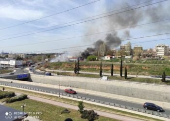 Φωτιά στον Εύοσμο – Σκοτείνιασε ο ουρανός (video)