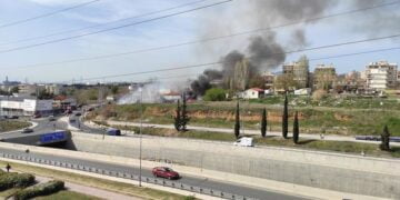 Φωτιά στον Εύοσμο – Σκοτείνιασε ο ουρανός (video)