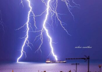 Θεσσαλονίκη: Η στιγμή που κεραυνός «σκίζει στα δύο» το Θερμαϊκό (Εικόνα)