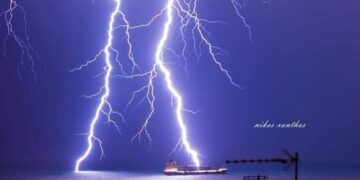 Θεσσαλονίκη: Η στιγμή που κεραυνός «σκίζει στα δύο» το Θερμαϊκό (Εικόνα)